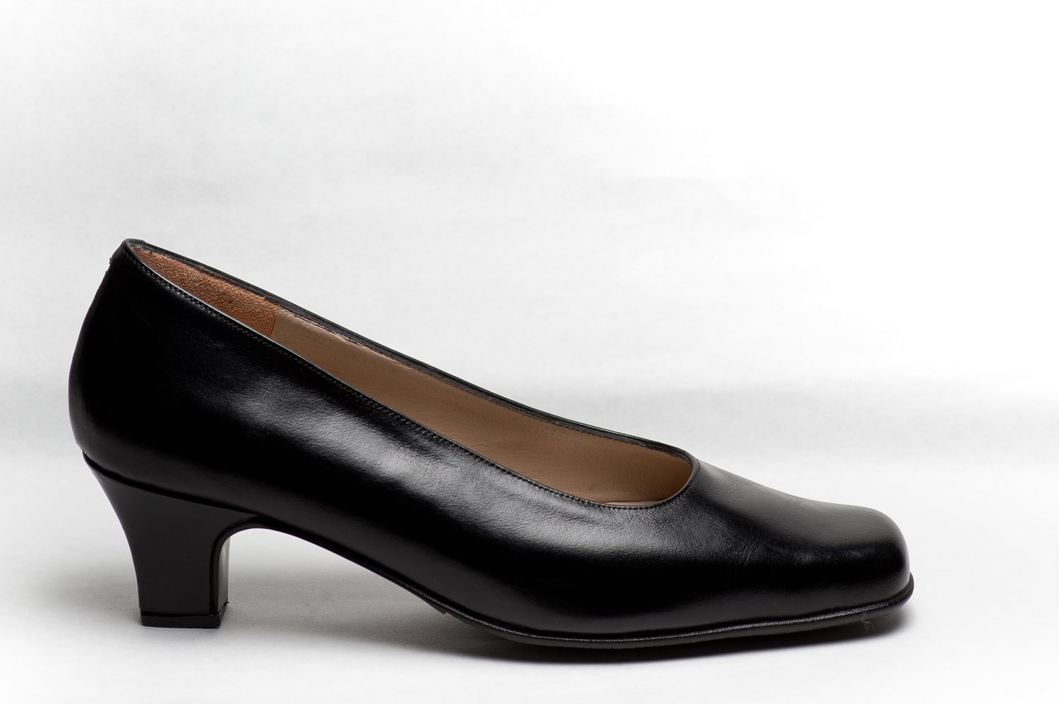 Zapato de vestir clásico dama en cuero vacuno, producto nacional. — modelo 1